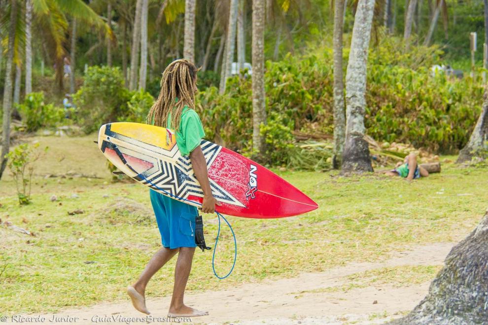 Imagem de um surfista chegando na Praia do Resende.